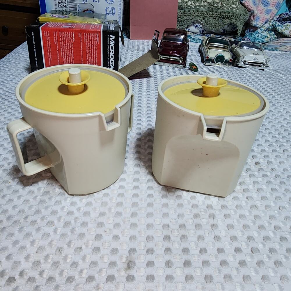 TUPPERWARE VINTAGE SUGAR & CREAMER SET